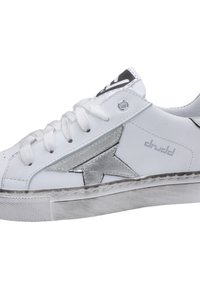 Witte sneaker met zilveren accenten, gestructureerde rubberen zool, gestikte details en logo op de tong. Heeft een sterontwerp aan de zijkant.