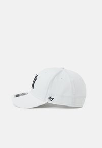 Cappello da baseball bianco in tessuto, con ricamo nero di un logo e un piccolo dettaglio ricamato '47' sul lato. Design con visiera curvata.