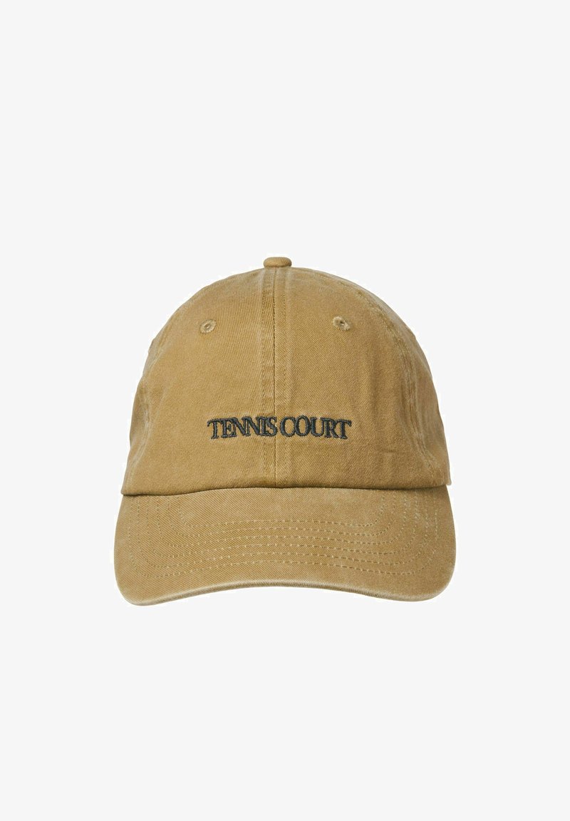 Casquette de baseball beige en tissu doux, arborant une broderie "TENNIS COURT" en bleu foncé à l'avant, avec une visière incurvée et des œillets de ventilation.