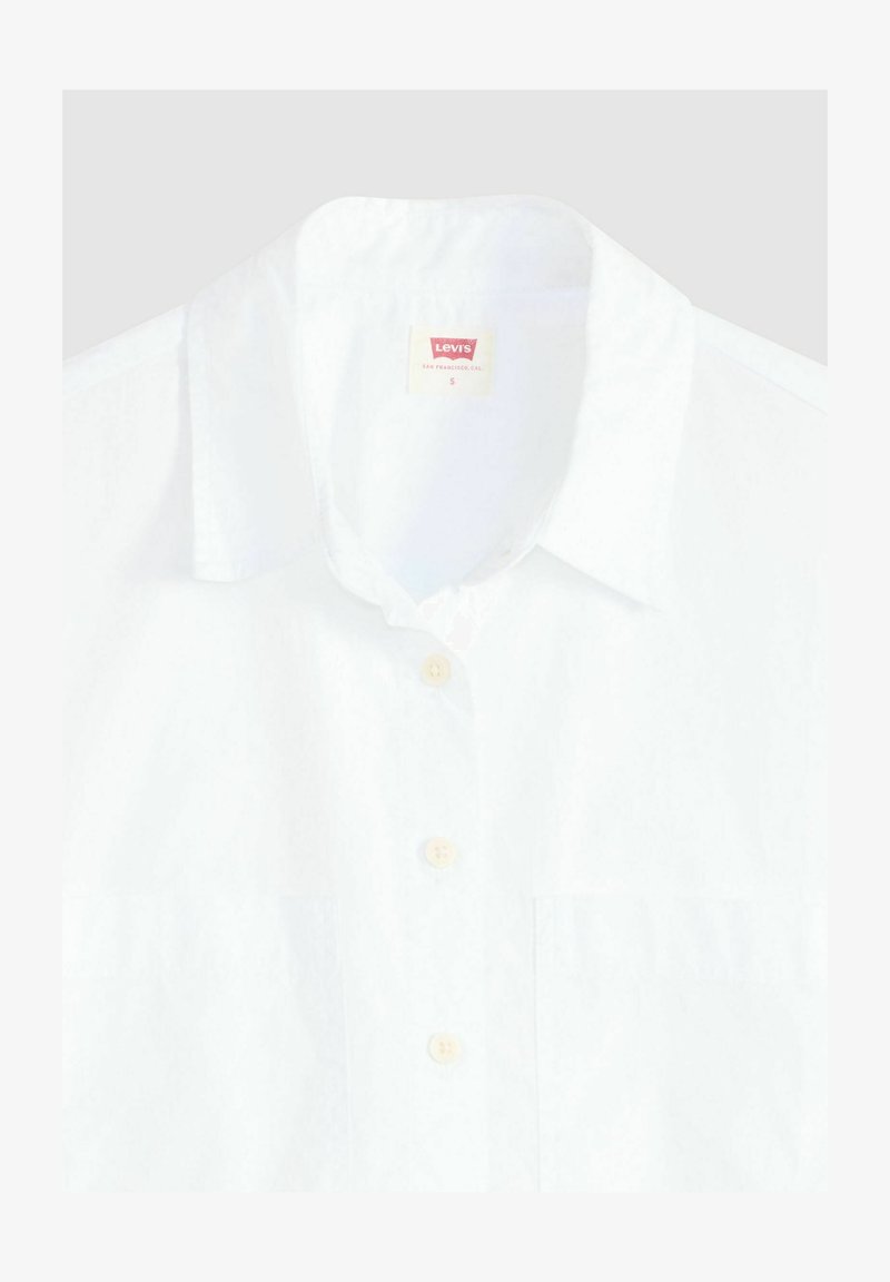 Weißes Button-up-Hemd mit klassischem Kragen. Aus leichtem Stoff gefertigt, hat ein schlichtes Design und beigefarbene Knöpfe. Beinhaltet ein Levi's-Label.