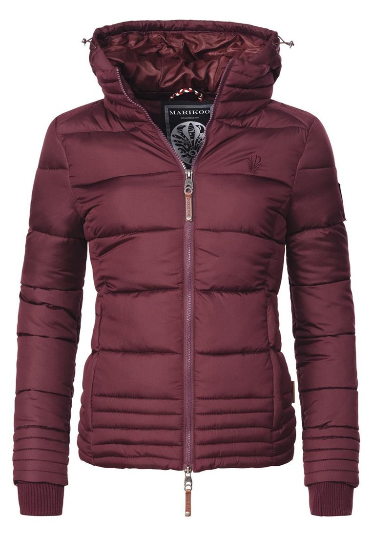 Bordo puffer jakna s kapuljačom, zatvaranjem na zip, rebrastim manžetama, vertikalnim šavovima i logotipom na prsima. Glatka, izolirana tkanina.