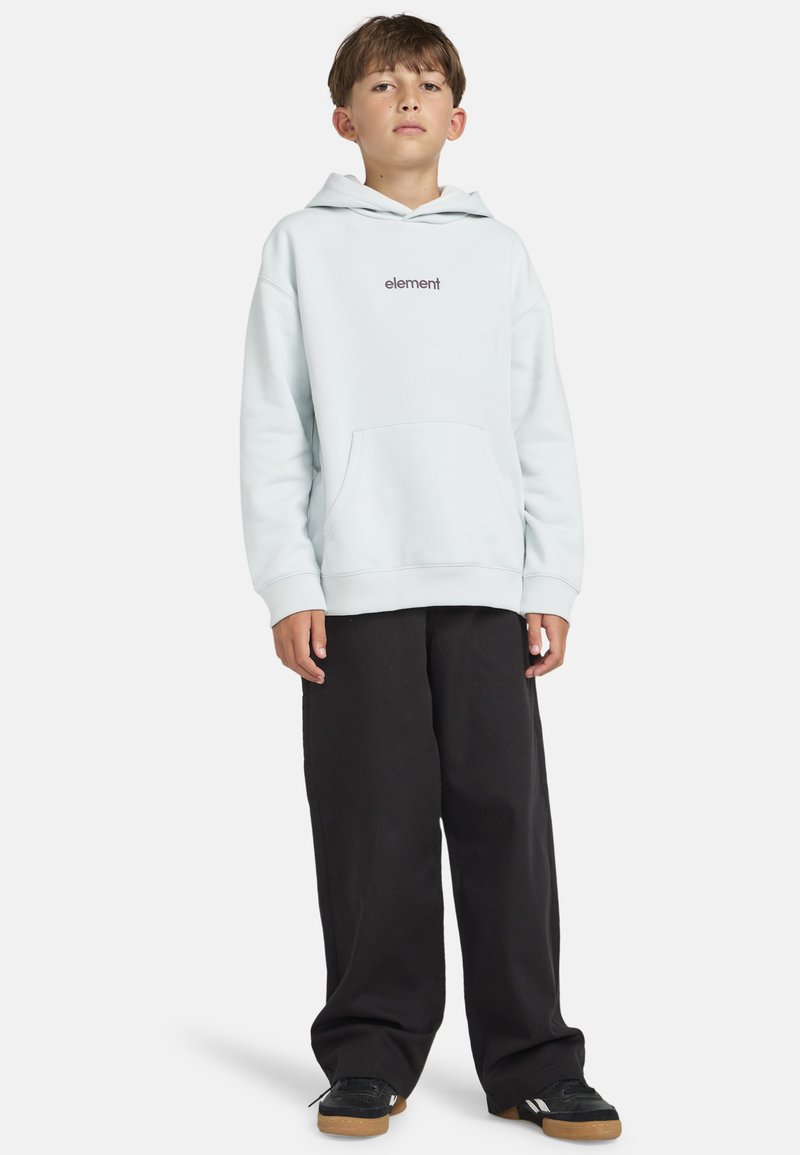 Felpa azzurra chiara con tasca frontale e logo "element" stampato, abbinata a pantaloni larghi neri e sneakers nere con suole in gomma.