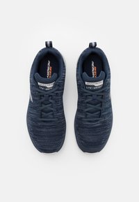 Zapatillas deportivas azul marino con parte superior de tejido texturizado, diseño con cordones, cuello acolchado y plantillas de espuma viscoelástica Skechers.