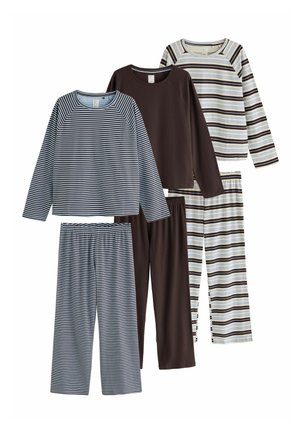 Trois ensembles de pyjamas composés de hauts à manches longues et de pantalons en bleu rayé, marron uni, et crème, marron et bleu rayés.