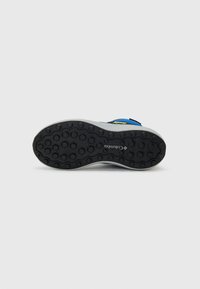 Columbia YOUTH PEAKFREAK RUSH MID WATERPROOF - Zapatillas de senderismo - mountain blue/voltage