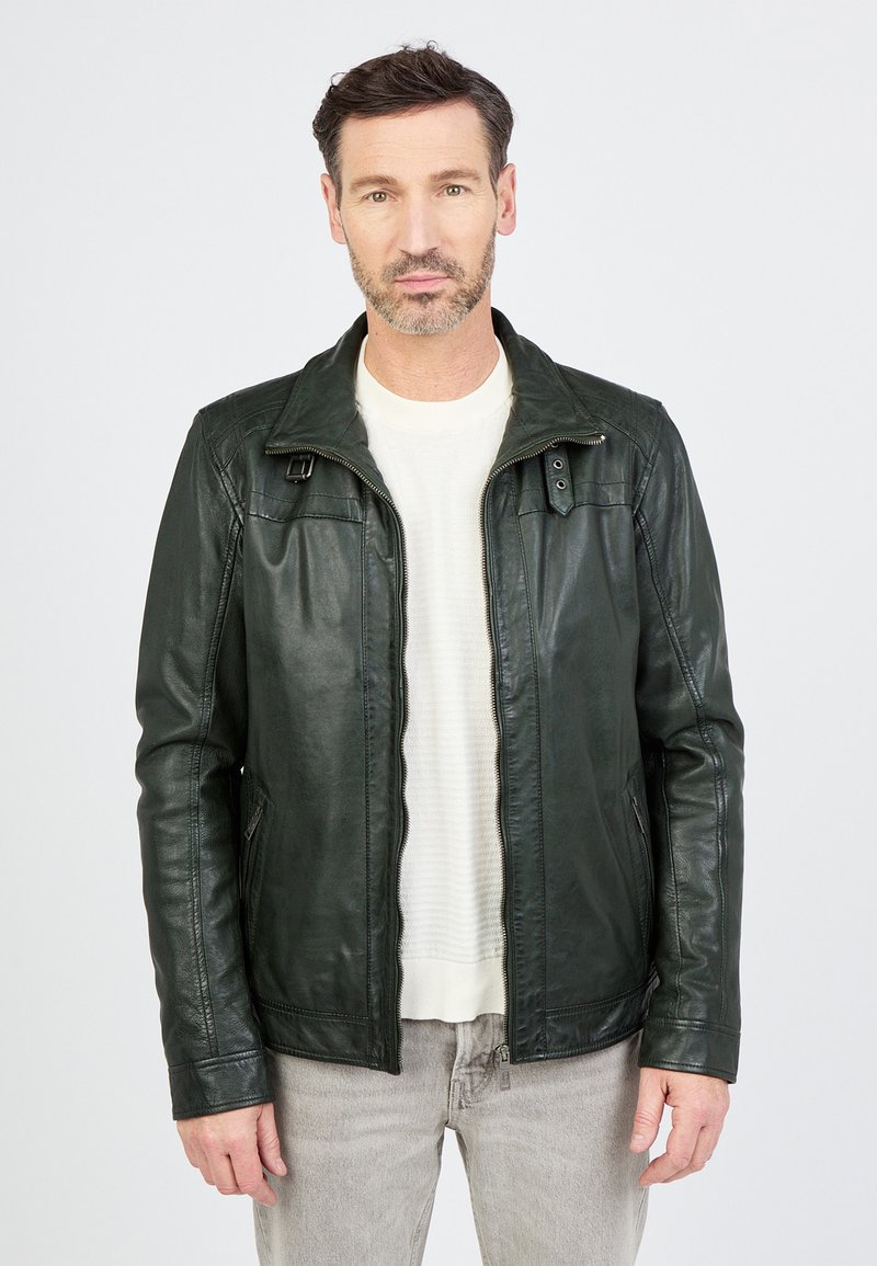 Donkergroene leren jas met een ritssluiting aan de voorkant, twee zijzakken en een kraagontwerp. De textuur lijkt soepel met een subtiele glans.