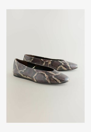 Ballerine marroni e beige con un motivo a stampa serpente, caratterizzate da un design elegante e un profilo basso, esposte su uno sfondo neutro.
