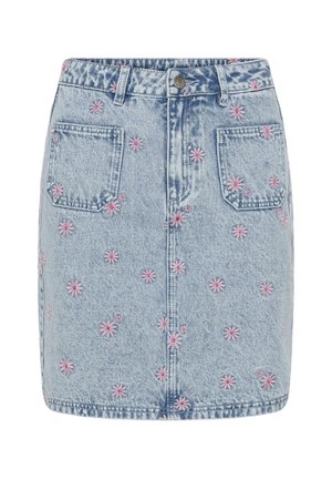 Fustă din denim albastru deschis cu buzunare în față și flori de margarete roz brodate împrăștiate pe material.