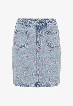 Jupe en denim bleu clair avec poches avant et fleurs de marguerites roses brodées disséminées sur le tissu.