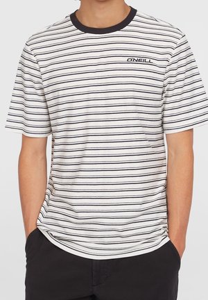 Mann trägt ein weißes kurzärmeliges T-Shirt mit dünnen schwarzen horizontalen Streifen und "O'NEILL" Logo auf der Brust, kombiniert mit schwarzen Hosen.
