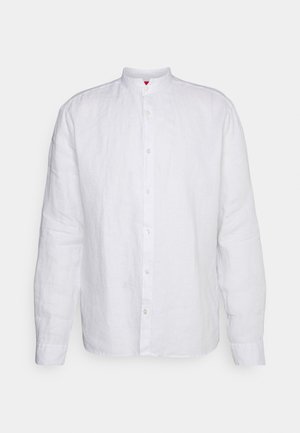 Biele ľanové košele s stojatým golierom, dlhými rukávmi a predným zapínaním na gombíky. Obsahuje textúrovanú tkaninu a jemný lesk.
