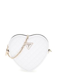 Hjerteformet hvid håndtaske lavet af quiltet kunstlæder med kæderem i guldfarvet metal og logo-plakette på forsiden. Lynlås lukning.