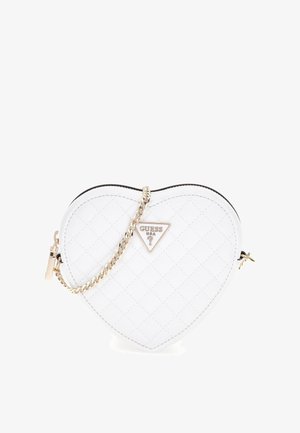 Sydämenmuotoinen valkoinen käsilaukku, valmistettu tikatusta tekonahasta, jossa on kullanvärinen ketjuhihna ja logoplaketti edessä. Vetoketjukiinnitys.