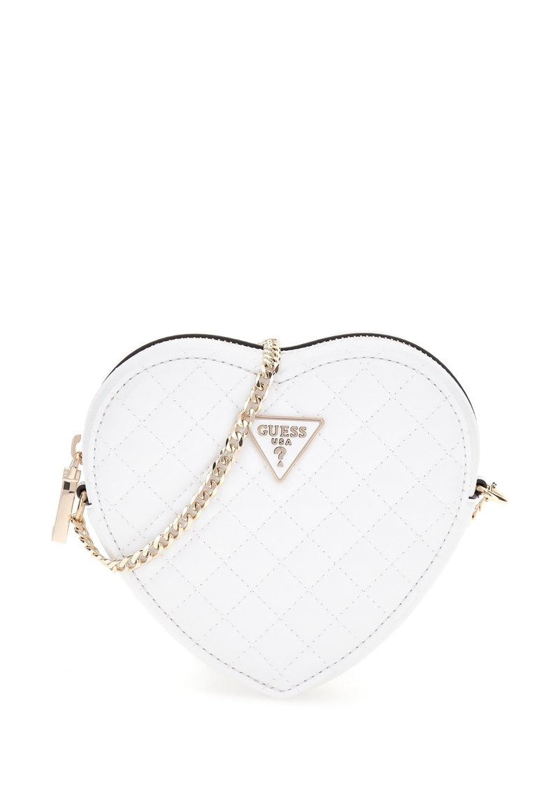 Hjerteformet hvid håndtaske lavet af quiltet kunstlæder med kæderem i guldfarvet metal og logo-plakette på forsiden. Lynlås lukning.