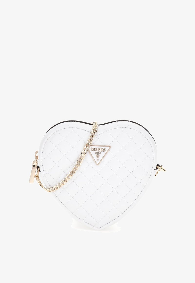 Hjerteformet hvid håndtaske lavet af quiltet kunstlæder med kæderem i guldfarvet metal og logo-plakette på forsiden. Lynlås lukning.