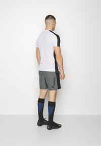 Nike Performance ACADEMY 23 - Pantalón corto de deporte - cool grey anthracite