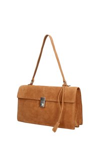 Borsa in pelle scamosciata color cuoio con forma rettangolare. Dotata di chiusura a pattina e fibbia color argento. Include una tracolla lunga e regolabile.