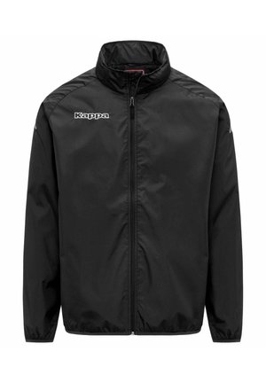 Giacca nera Kappa con zip, collo alto, maniche lunghe, polsini elasticizzati e logo bianco Kappa sul petto sinistro e sulle maniche.