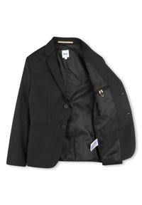 Črn blazer s pinstripi, z odprtim ovratnikom, dvema sprednjima gumboma in stranskima žepoma. Notranjost podložena v črni barvi z žepom in oznako blagovne znamke.