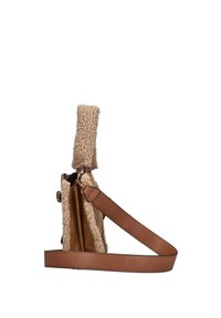 Bruine leren handtas met een pluche beige schapenvachtpaneel en een korte bovenhandgreep. Voorzien van een lange verstelbare schouderriem voor veelzijdigheid.