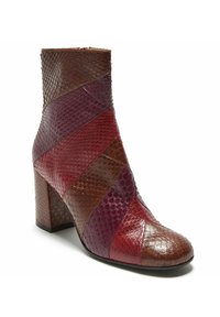 Bottine en cuir à talon carré, présentant un patchwork de textures marron foncé, bordeaux et violet avec un motif imprimé serpent.