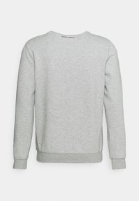 Felpa grigia con maniche lunghe, colletto a girocollo e polsini a costine. Tessuto morbido con un design minimalista. Nessun logo o motivo visibile.