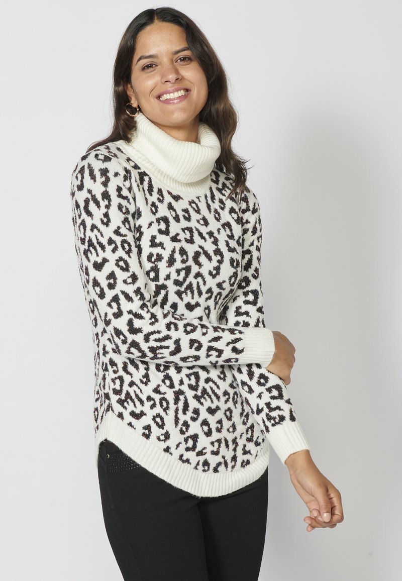 Leopardmönstrad polotröja i vitt och svart, med ribbade ärmslut och fåll, en rundad nederkant och mjuk textur.