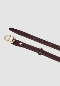 Cintura in pelle bordeaux con fibbia a catena dorata, caratterizzata da una texture liscia e cinque fori regolabili per la misura.