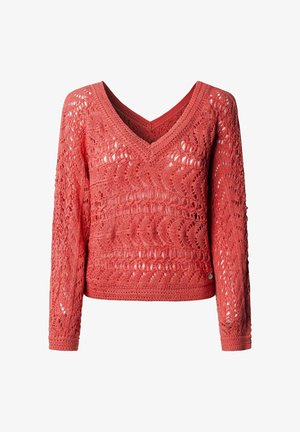 Pull en crochet à manches longues de couleur corail rose avec un col en V et des motifs ajourés complexes sur tout le tissu.