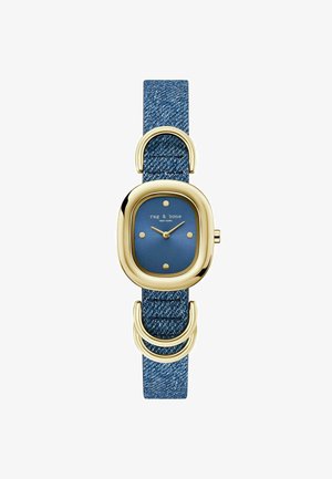 Reloj dorado con una esfera redonda azul, cinco puntos dorados como marcadores de hora y una correa de denim con acentos de doble bucle.