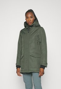 Olivgrüner Parka mit einem Frontreißverschluss, verstellbare Kapuze, zwei Fronttaschen und Handgelenkbündchen. Hergestellt aus einem robusten, strukturierten Stoff.