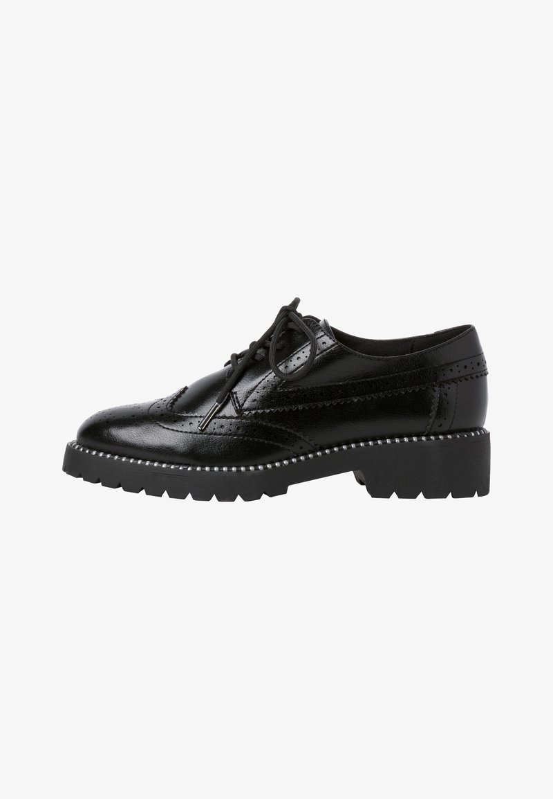 Chaussure brogue en cuir noir avec fermeture à lacets, perforations décoratives, semelle à crampons épaisse et talon bloc de hauteur moyenne.