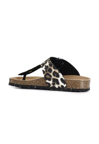 Lepardikuvioinen flip-flop sandaali mustalla hihnalla, korkkijalkopohjalla ja tekstuurilla varustetulla mustalla ulkopohjalla. Kevyt malli, jossa on rento tyyli.