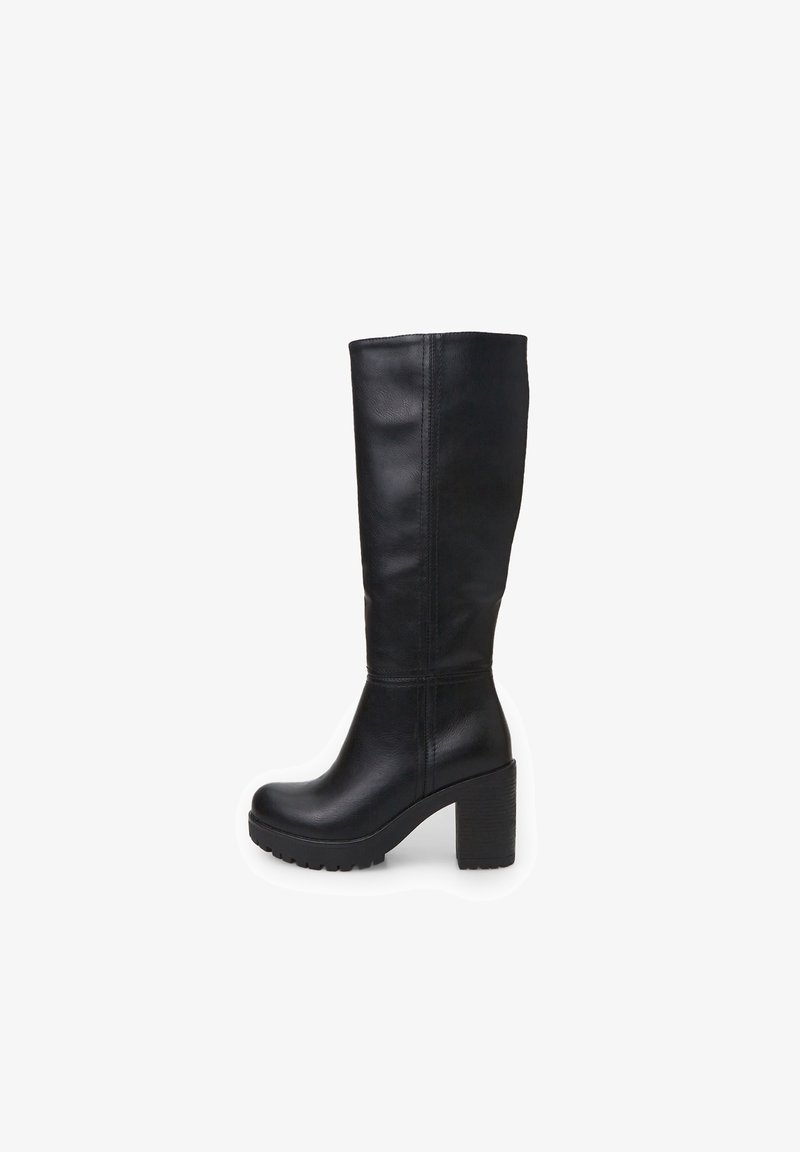 Bota negra hasta la rodilla hecha de cuero suave, con un grueso tacón ancho, punta redondeada y sutiles detalles de costura vertical.