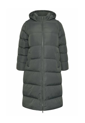Abrigo acolchado verde oscuro, de longitud media, con cierre de cremallera, capucha y mangas cortas. Cuenta con dos bolsillos frontales y una textura acolchada.