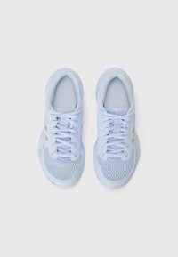 Lichtblauwe sport schoenen met een bovenwerk van mesh, ronde neus, witte veters en gouden accenten aan de zijkanten. Gevoerde kraag voor comfort.