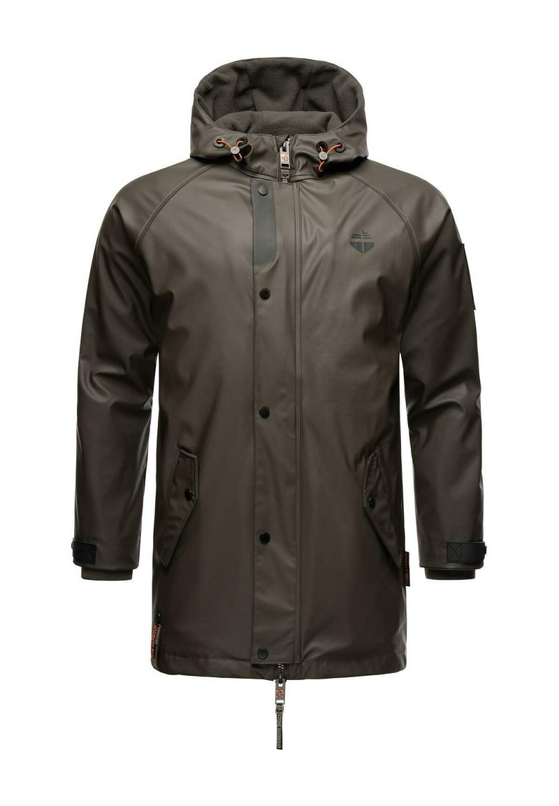 Mørkegrønn vanntett jakke med hette fôret med kunstpels, frontglidelås, trykknapper og to sidelommer. Har læraktige detaljer.