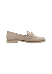 Beige lærloafers med en knyttet detalj på vamsen, flat lys farge såle og jevn tekstur.