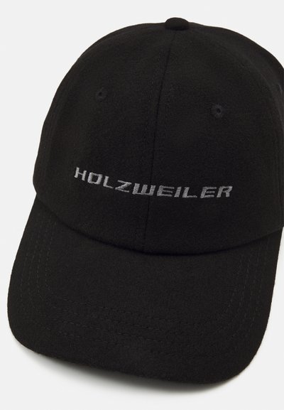 Casquette de baseball noire avec une finition texturée, arborant le mot "HOLZWEILER" en broderie argentée sur le devant. Détails de couture occasionnels.