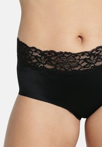 Zwarte slipjes met een brede kanten tailleband met bloemmotieven, een soepele bodystof en een hooggesneden ontwerp met volledige bedekking.