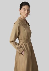 Touché Privé ZIPPERED COLLAR - Maxi šaty - beige