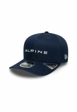 Marineblaue Baseballkappe mit "ALPINE" vorne bestickt und New Era-Logo an der Seite, ausgestattet mit einer gebogenen Krempe und verstellbarem Verschluss hinten.