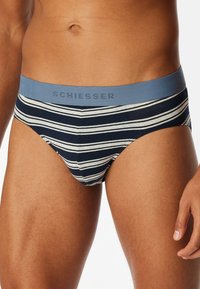 Slip a righe blu navy e crema con una cintura azzurro chiaro con il logo "SCHIESSER". Realizzato in morbido cotone con una forma aderente.