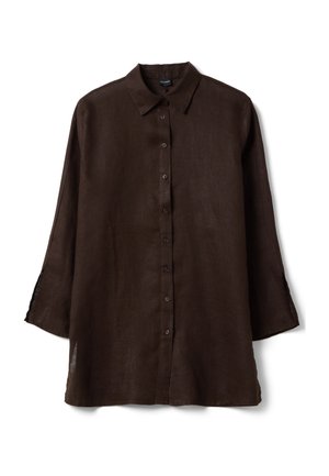 Chemise en lin marron foncé à manches longues avec col et fermeture devant par boutons, présentée à plat sur fond blanc.