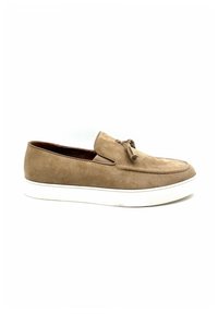 Chaussure à enfiler en suède beige avec un bout arrondi, semelle en caoutchouc blanche et lacets décoratifs à l'avant. Texture lisse, design minimaliste.