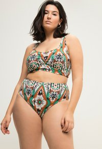 Wielokolorowy zestaw bikini w kwiatowy geometryczny wzór w odcieniach pomarańczowym, zielonym i czarnym. Wykonany z gładkiego, elastycznego materiału z szerokimi ramiączkami.