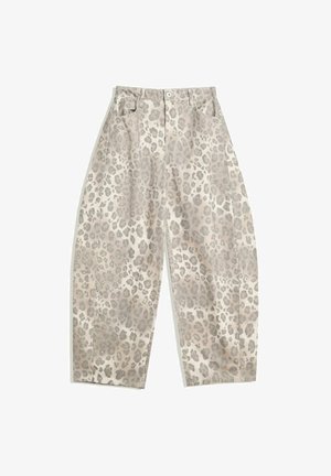 Leopard print trousers in a light beige color, featuring a high-waisted design, wide legs, and two front pockets. Designed from a smooth fabric.
