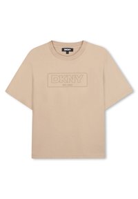 Beige katoenen t-shirt met een ronde halslijn en korte mouwen. Voorzien van een reliëf DKNY-logo in het midden, omkaderd door een rechthoekige rand.
