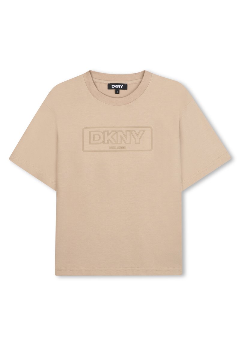 Beige katoenen t-shirt met een ronde halslijn en korte mouwen. Voorzien van een reliëf DKNY-logo in het midden, omkaderd door een rechthoekige rand.