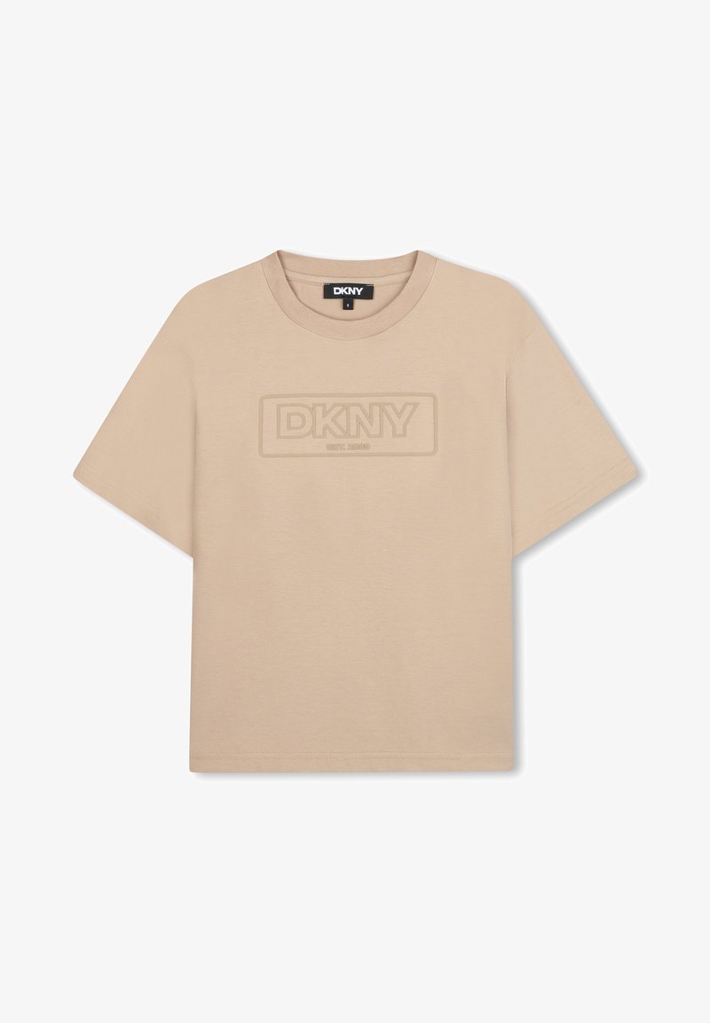 Beige katoenen t-shirt met een ronde halslijn en korte mouwen. Voorzien van een reliëf DKNY-logo in het midden, omkaderd door een rechthoekige rand.